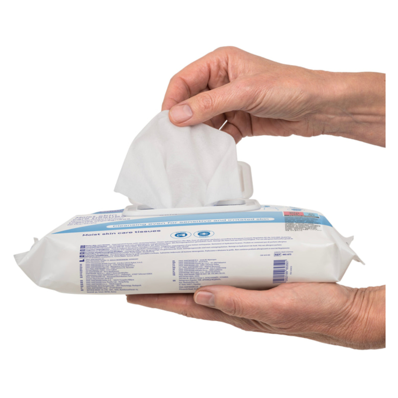 Eine Person hält eine Packung Molicare Skin Tücher und zieht ein Tuch heraus.